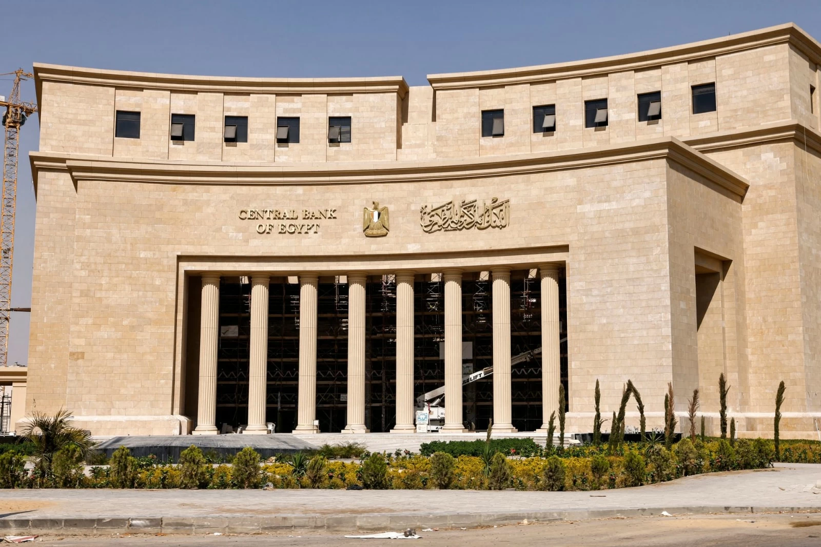 تحويلات المصريين والسياحة تدعمان الاقتصاد.. وعجز التجارة يواصل الضغط