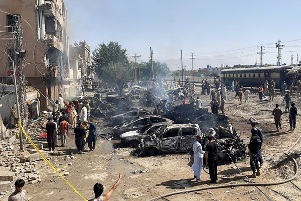 مقتلُ 24 شخصًا في انفجار استهدف قطارًا يقلُّ عسكريين في باكستان