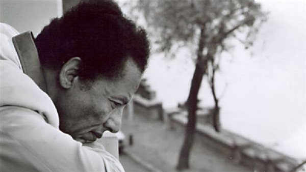 مصطفى محمود يحذر من مخاطر الفيروسات المصنعة معمليًا| فيديو