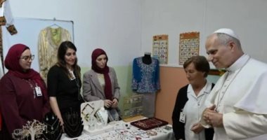 سأعطيها لابنة أخى.. بابا الفاتيكان يتلقى هدية من عاملات فى الجزائر