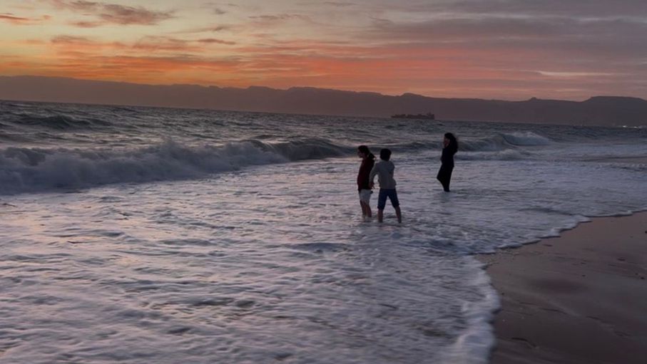 أمواج متلاطمة تعانق شواطئ العقبة.. وغروب ذهبي يرسم لوحة شتوية آسرة