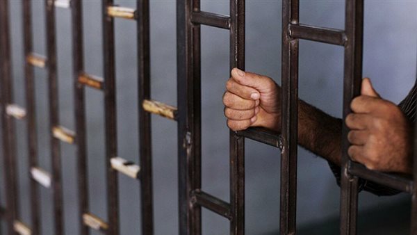 ضربوا موظفًا بسلاح أبيض في القاهرة.. 3 أشخاص يواجهون الغرامة والحبس عامين