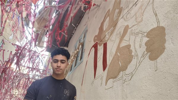 من قلب "الجلاء" لـ"زقاق إدريس"، طالب يحول جدران شوارع المنصورة إلى لوحات فنية رمضانية