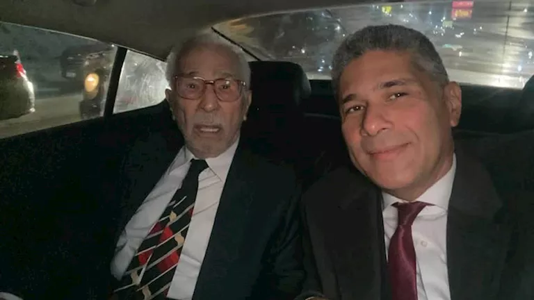 أحمد أبو زهرة يعلق على وصية والده بخروج جنازته من المسرح