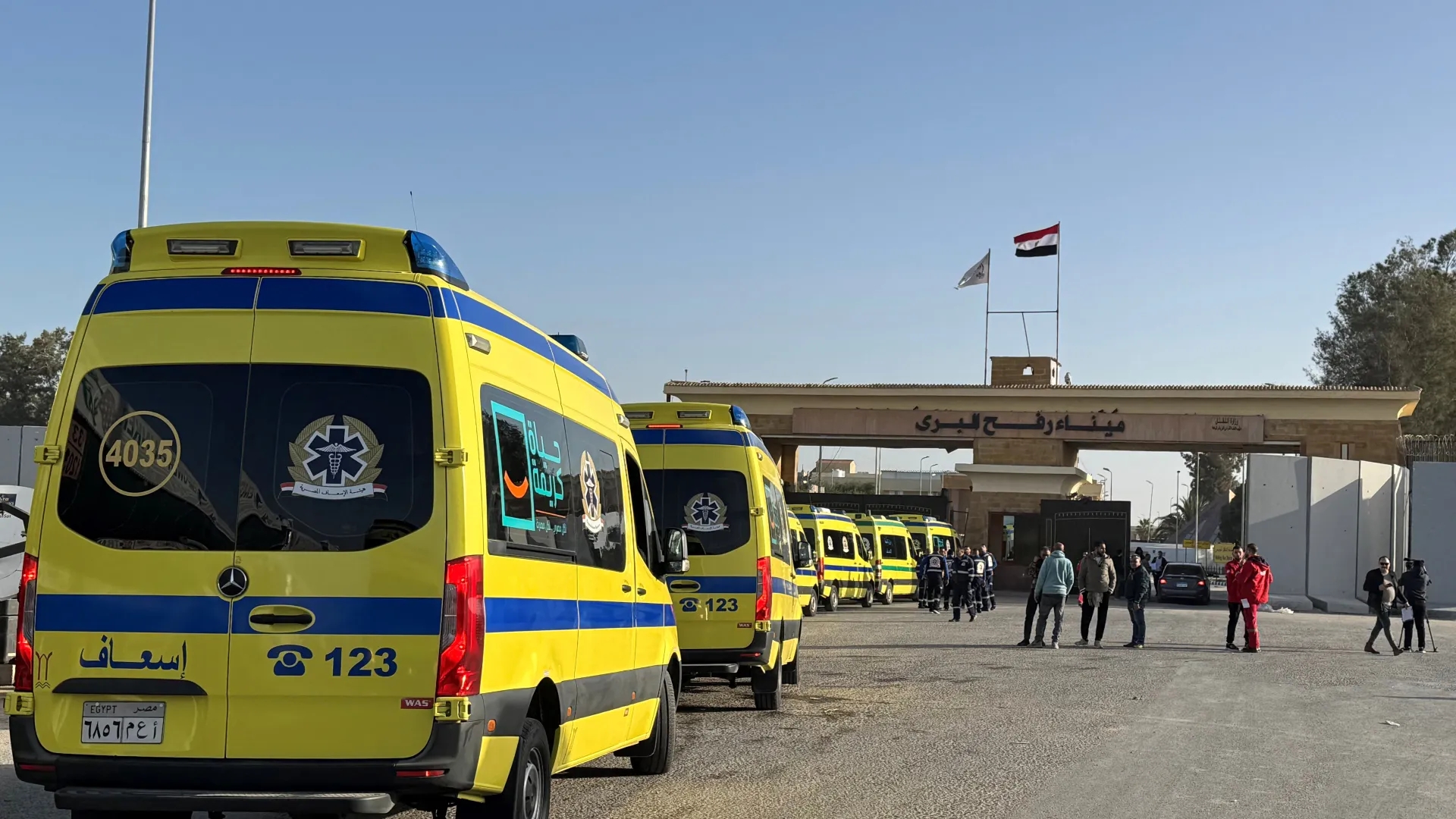 عشرات الفلسطينيين يغادرون معبر رفح لتلقي العلاج في الخارج