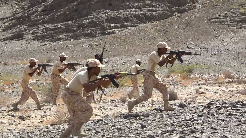 قوات العمالقة الجنوبية تنفذ مناورة عسكرية بالذخيرة الحية