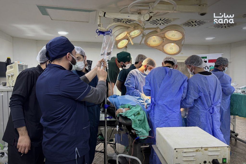 فريق طبي سعودي–بولندي يجري عملية استبدال مفصل ورك في مشفى إدلب الجامعي