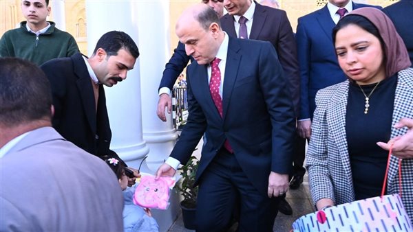 محافظ الغربية يشارك أهالي طنطا فرحة عيد الفطر بمسجد السيد البدوي ويمنح الأطفال هدايا الرئيس