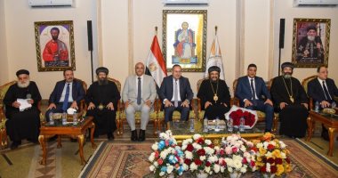 محافظ الإسكندرية يهنئ الأقباط بعيد القيامة المجيد داخل الكنيسة المرقسية