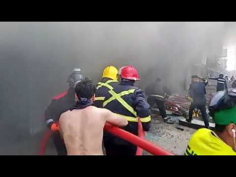 الدفاع المدني تسيطر على حريق في مجمع للإسفنج بساحة عدن وتنقذ أربعة عمال