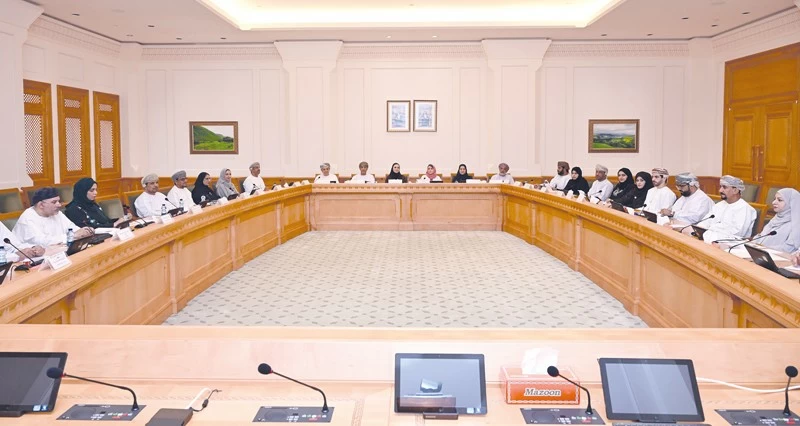 «الدولة» يستعرض دراسة «تنفيذ الأحكام القضائية» و«البحث العلمي» و«سياسات وتشريعات دور الأسرة العمانية»