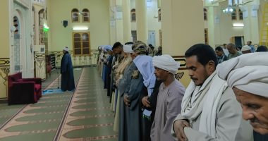خشوع وسكينة.. صلاة التراويح من المسجد العتيق بالكاجوج بأسوان