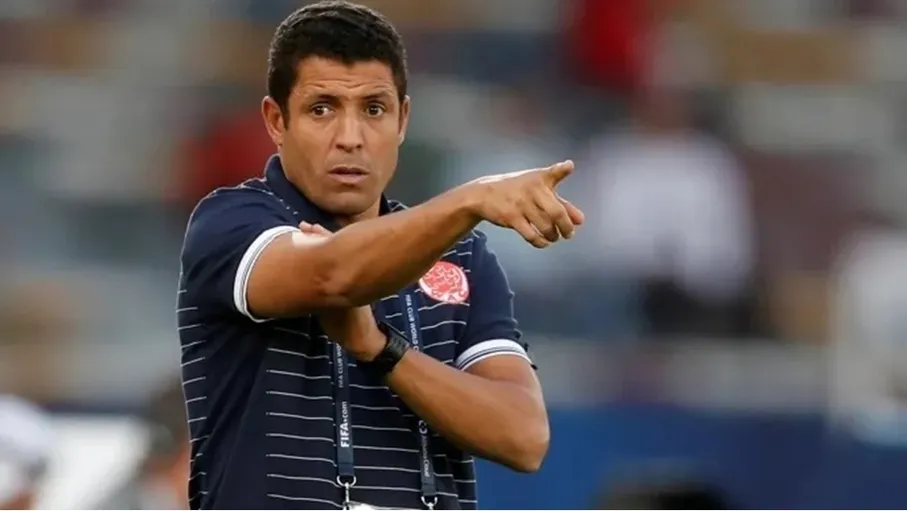 لاعب خارج النادي.. أول طلبات حسين عموتة من الأهلي المصري
