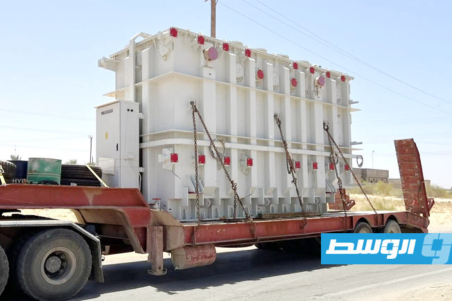 نقل محول كهربائي إلى محطة أم الجداول في براك الشاطئ