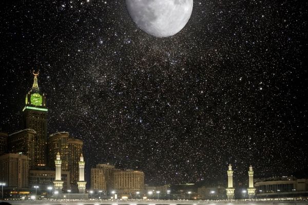 غداً... أول تعامد للقمر على الكعبة في 2026