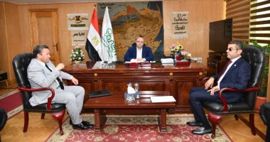محافظ الفيوم يتابع التجهيزات لافتتاح مكتب للتصديقات والخدمات القنصلية