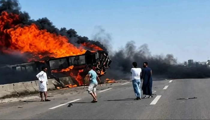 احتراق 21 شخصاً إثر اصدام مروّع لحافلة على طريق ذي قار والبصرة
