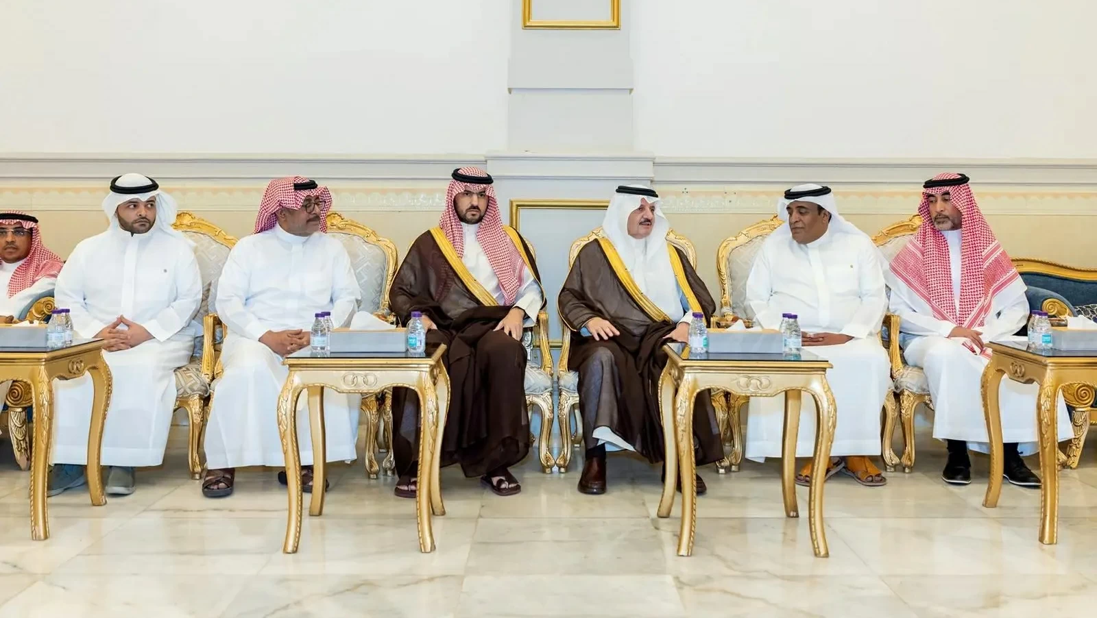 أمير الشرقية ونائبه يعزّيان وليد الفراج في وفاة والده