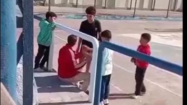 فيديو سيدة توثق تعدي طليقها على صغارها خلال الرؤية بمركز شباب بدمياط..القصة الكاملة