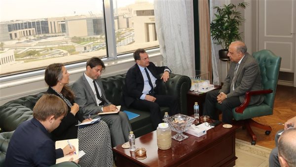 وزير الكهرباء يبحث مع سفير فرنسا بالقاهرة سبل تعزيز فرص الشراكة بمجالات الطاقات المتجددة