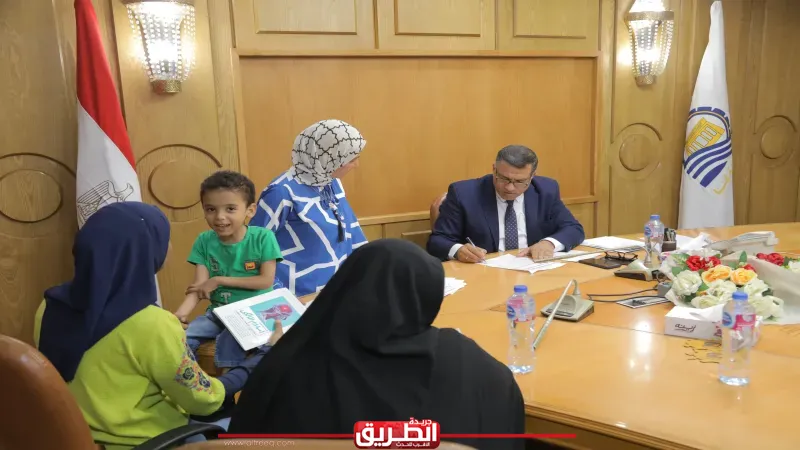 محافظ قنا يناقش 301 شكوى وطلب للمواطنين ويوجه بحلول عاجلة خلال لقاء المواطنين الإسبوعي