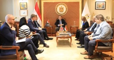 وزير التعليم العالي يبحث مع نقيب المهندسين ربط البحث العلمي باحتياجات الصناعة