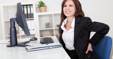 كيف يؤثر الجلوس لفترات طويلة على العمود الفقرى؟