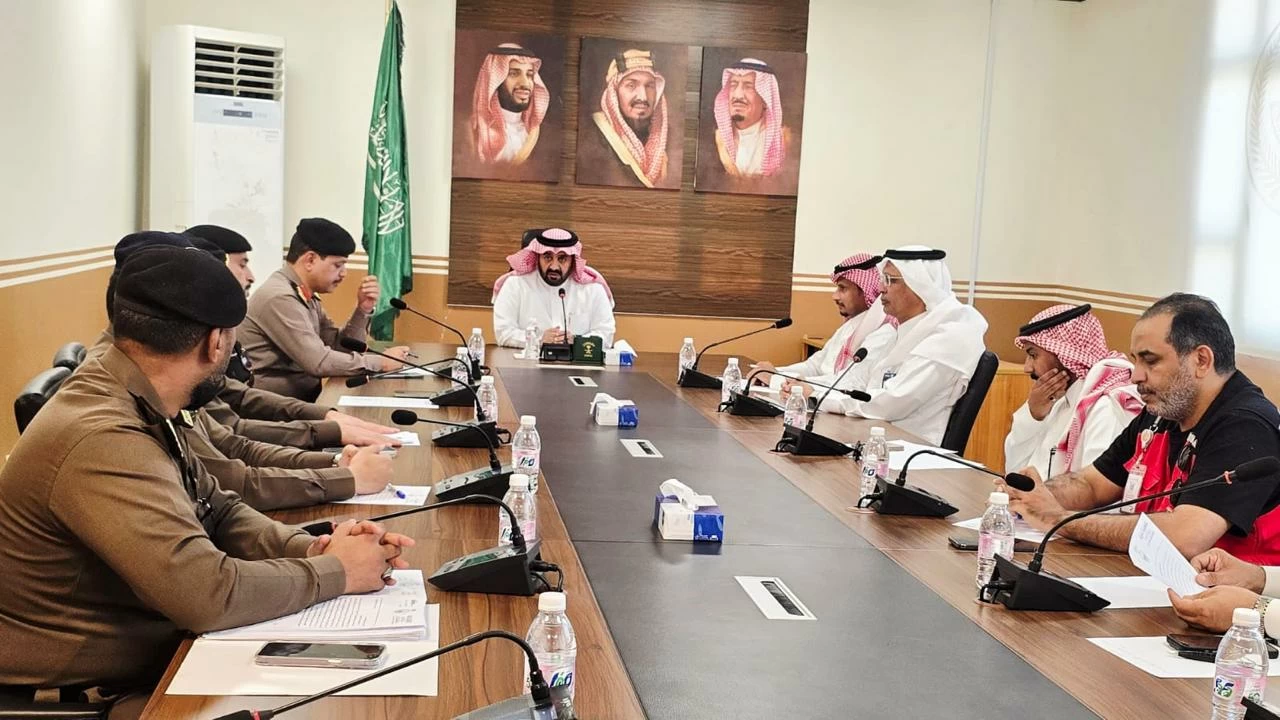 محافظ محايل يرأس اجتماع لجنة السلامة المرورية
