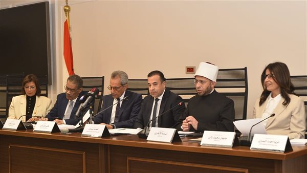 ضياء رشوان يطالب بحظر استخدام الهواتف في المدارس