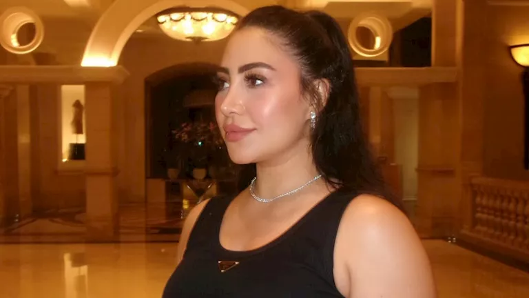 10 صور لـ بوسي بأحدث ظهور بإطلالة صيفية والجمهور يعلق