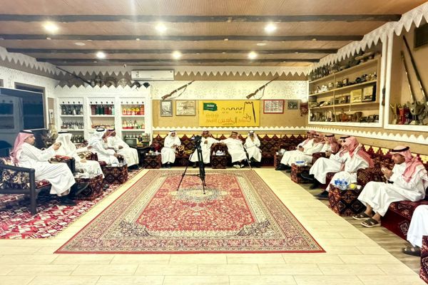 الدريهم يستعرض مسيرته في ديوانية آل حسين التاريخية