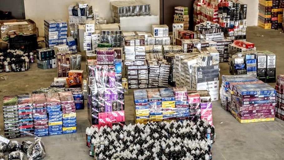 الجمارك تضبط كميات كبيرة من المواد المهربة والمقلدة من الجوس والمعسل والدخان