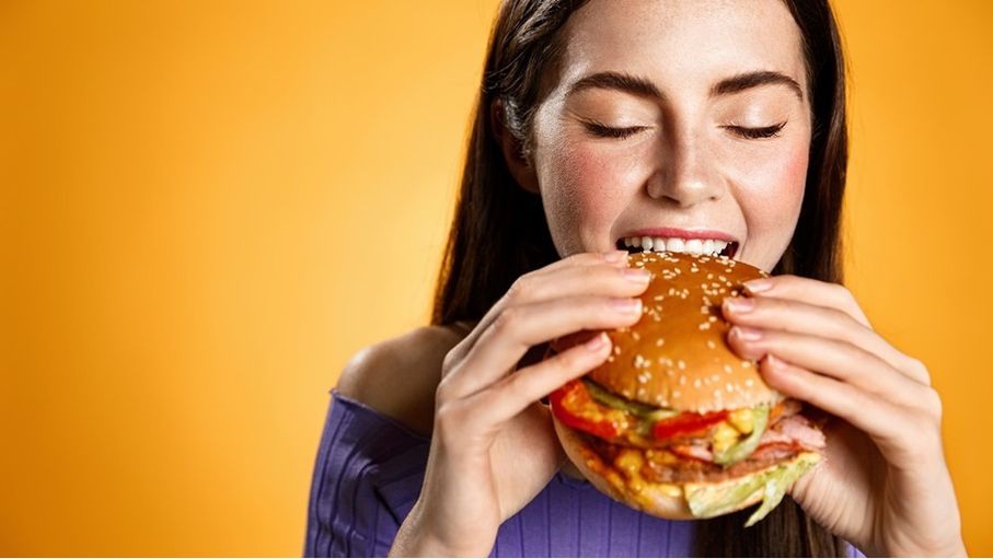 كيف تدمر الوجبات السريعة والحلويات صحة الكبد؟