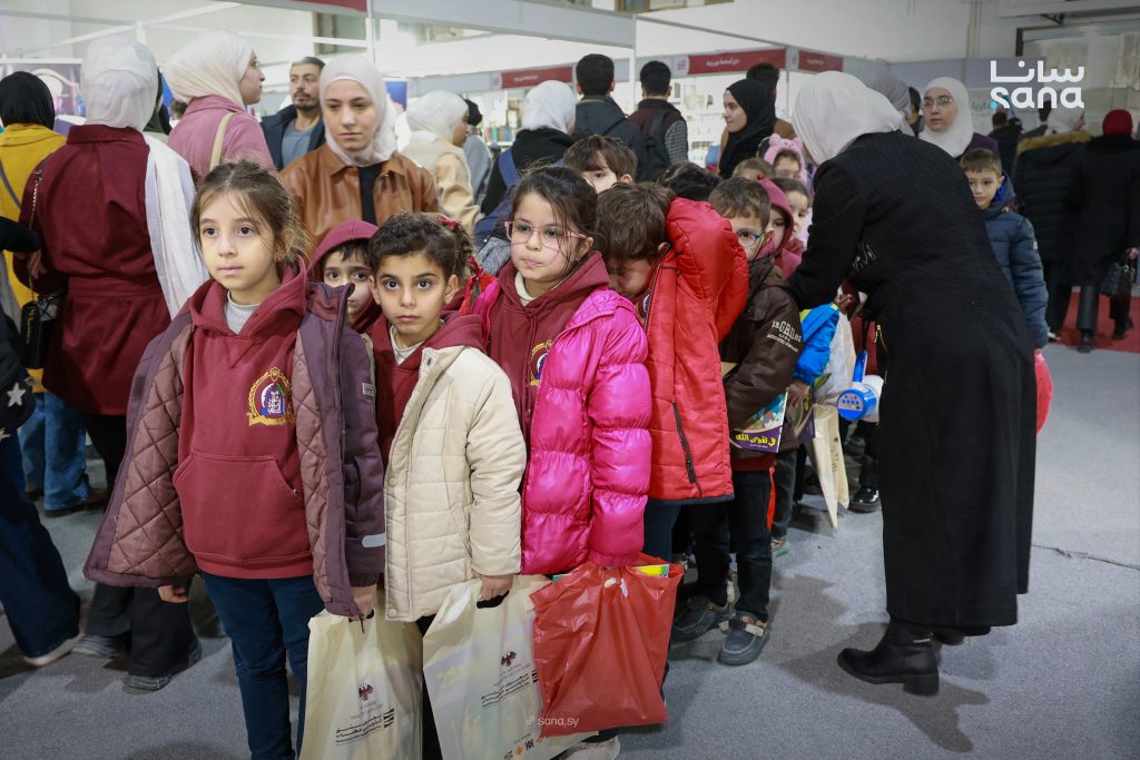 أطفال يدّخرون مصروفهم لاقتناء الكتب في معرض دمشق الدولي للكتاب