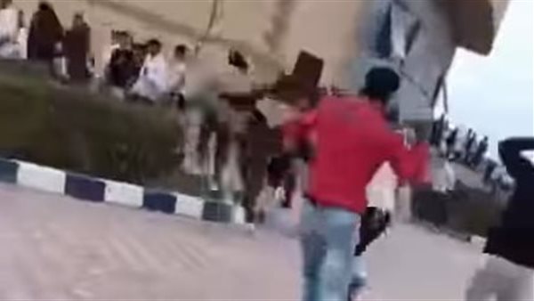 اللقطات الأولى لاقتحام جامعة رشيد بـ"السنج والعصي" وسط استغاثات الطلاب (فيديو)