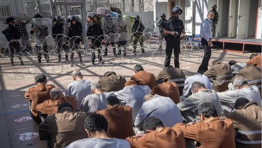 إسرائيل تفرض قيودا على الأسرى بشأن ممارسة الشعائر الدينية