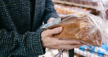 خدى بالك.. أخصائية تغذية تكشف سر لون الخبز البنى فى بعض المتاجر