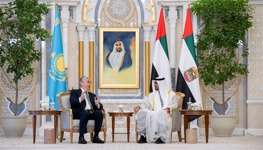 محمد بن زايد ورئيس كازاخستان يؤكدان هاتفياً ضرورة احتواء التصعيد وحماية أمن المنطقة