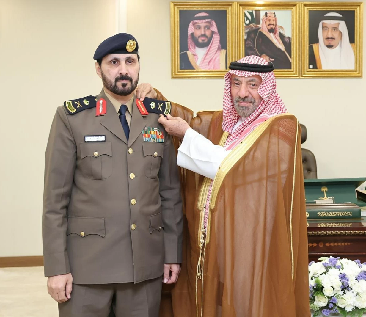 أمير نجران يُقلِّد مدير الدفاع المدني بالمنطقة رتبته الجديدة