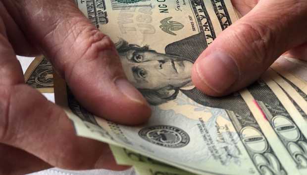 الدولار تحت الضغط.. الأسواق تتنفس الصعداء مع تراجع الطلب على الملاذات الآمنة