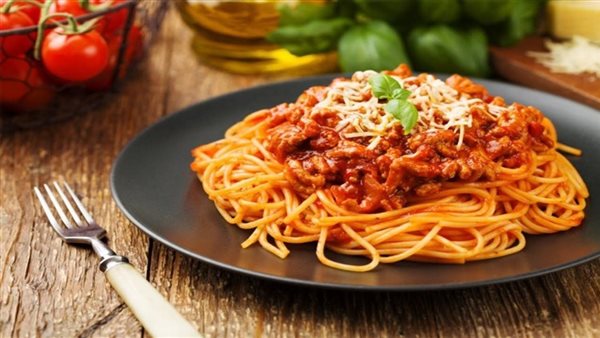 طريقة عمل المكرونة البولونيز، وجبة خفيفة وسريعة التحضير في العيد