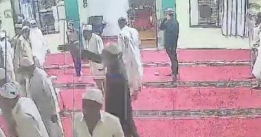ثعبان يثير فزع المصلين بأحد المساجد فى الهند
