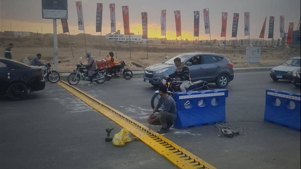 المطبات الشوكية سلاح جهاز مدينة حدائق أكتوبر لمواجهة السير العكسي