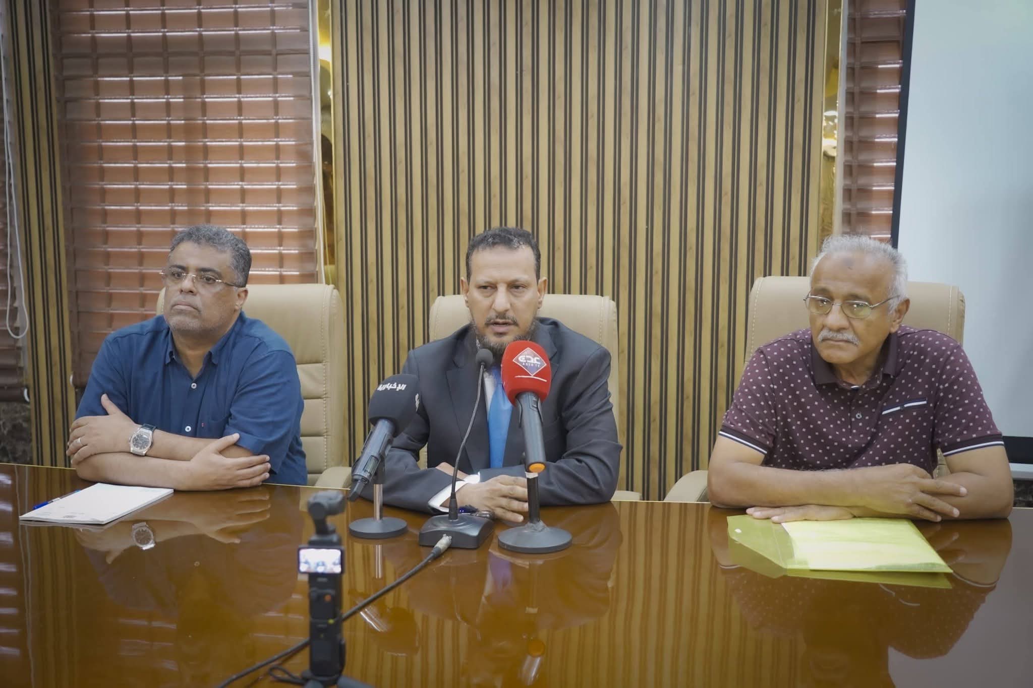 محافظ عدن يلتقي عدداً من الإعلاميين والناشطين ويؤكد على ضرورة تحييد العاصمة عن أي تجاذبات