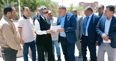 محافظ الوادى الجديد تتابع أعمال توسعة طريق موط