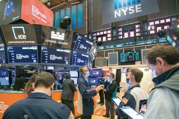 الذهب ينخفض 2 % مع ارتفاع الدولار وتوقعات رفع «الفائدة»