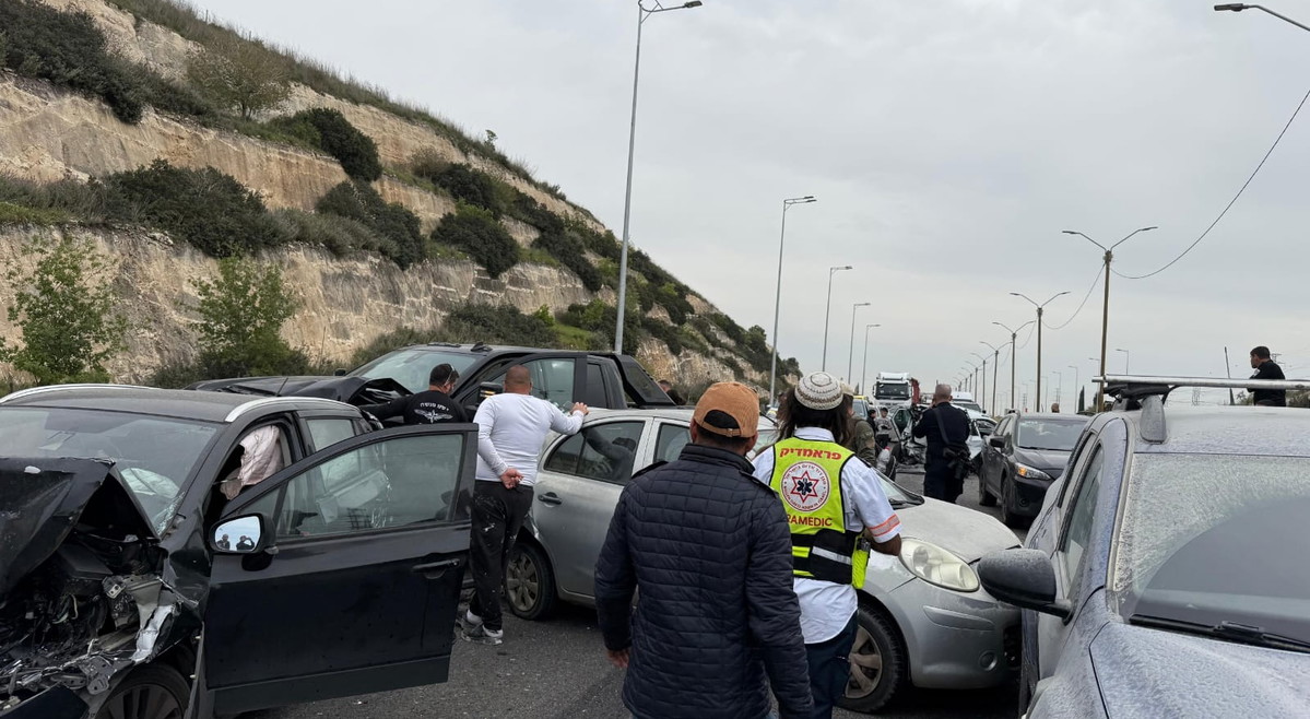 6 إصابات بينهم مصابان بحالة خطيرة جرّاء حادث تصادم بين 7 مركبات على شارع 6 قرب كفر قرع