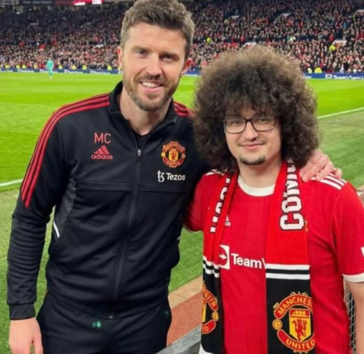 إيليت مشجع يونايتد يحول خصلات الشعر إلى ذهب