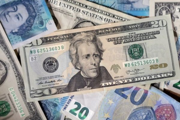 الدولار الأمريكي يرتفع لأعلى مستوى في أسبوع مقابل العملات الرئيسية