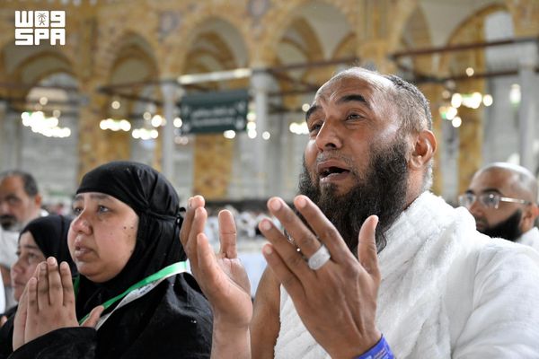 بالدموع والدعاء.. مشاعر الحجاج تتجلى عند أول رؤية للكعبة المشرفة